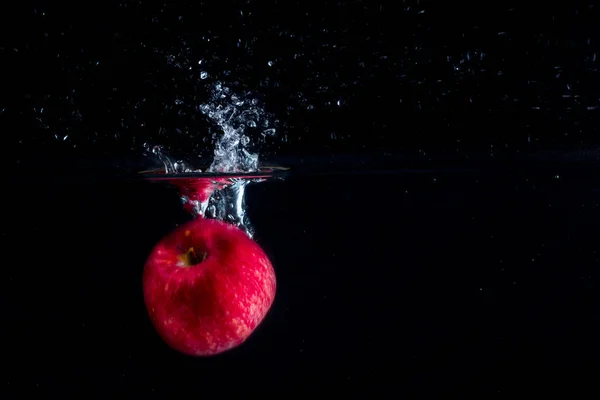 Red Apple Sinks Water Dark Background Forming Beautiful Splash Surface — Stock Photo, Image