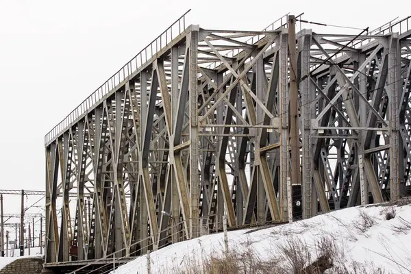 Büyük Metal Inşaat Demiryolu Köprü Konsepti Elektrik Taşımacılığı — Stok fotoğraf