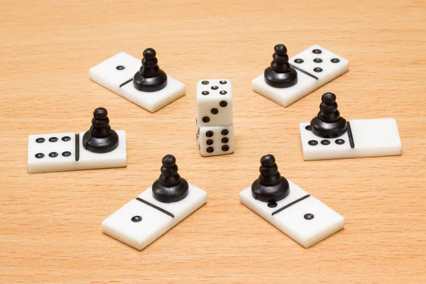 Kostky Kolem Kterých Domino Černé Šachové Figurky Povrchu Dřevěné Stolní — Stock fotografie