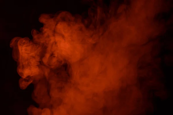 色彩艳丽的香烟蒸气的图案就像一团火焰把吸烟的概念近在咫尺 — 图库照片