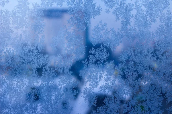 窗上美丽的图案在冬天令人兴奋的雪花背景设计 — 图库照片