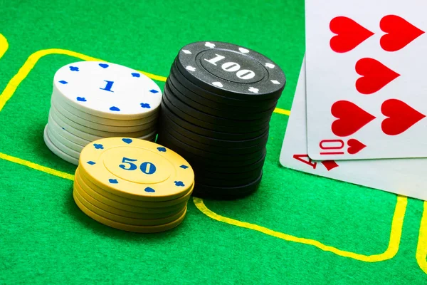 Poker Chips Gevallen Rand Van Speelkaarten Concept Van Populaire Gokken — Stockfoto