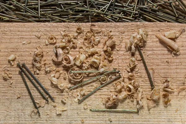 İş yeri ahşap talaşı, çivi endüstrisi ve araç gereç konseptini kapat