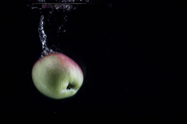 Yeşil Kırmızı Elma Koyu Bir Arka Planda Dibe Düşer Yemek — Stok fotoğraf