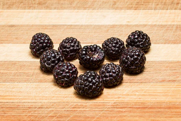 Blackberry Berries Lined Heart Shaped Striped Wooden Board Closeup Tasty — Stock Photo, Image