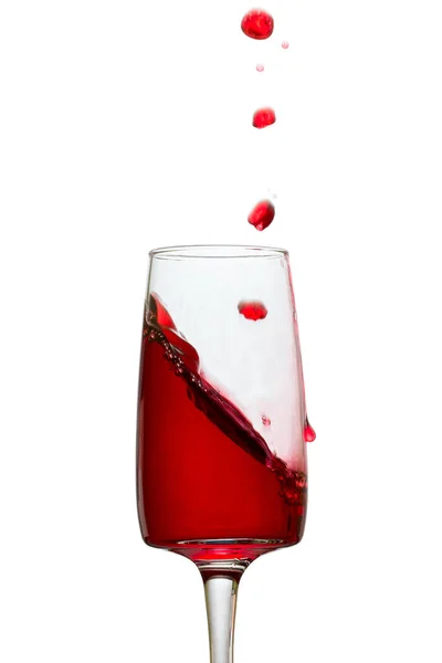 Φωτεινές Κόκκινες Σταγόνες Κρασιού Που Πετούν Έξω Από Μια Γυάλινη — Φωτογραφία Αρχείου