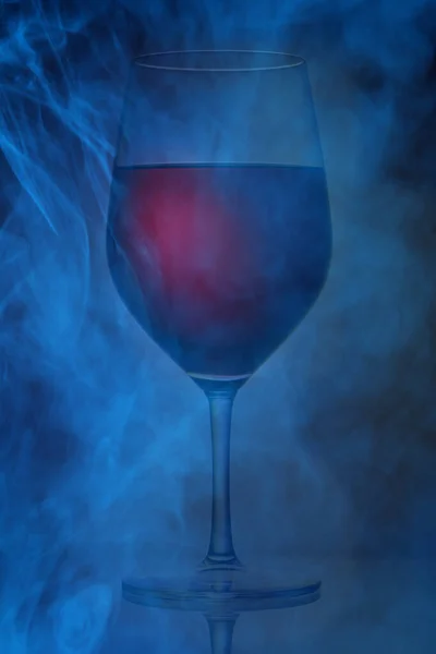 Hohes Glas Mit Rotwein Bedeckt Mit Blauem Zigarettendampf Alkohol Und — Stockfoto