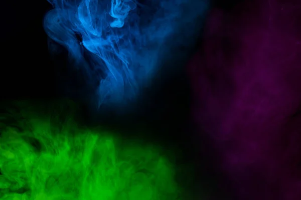 タバコの蒸気カラー喫煙の概念を切り替える暗い背景に3つの幽霊の雲青紫色と緑 — ストック写真
