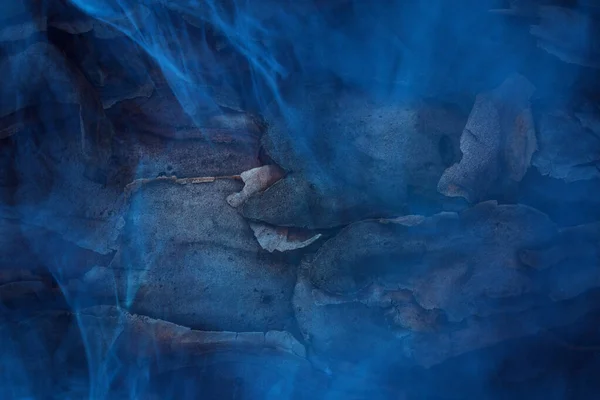 Tekstura Pnia Sosnowego Zadrapaniami Okrągłymi Otworami Pokrytymi Niebieską Mgłą Duchową — Zdjęcie stockowe