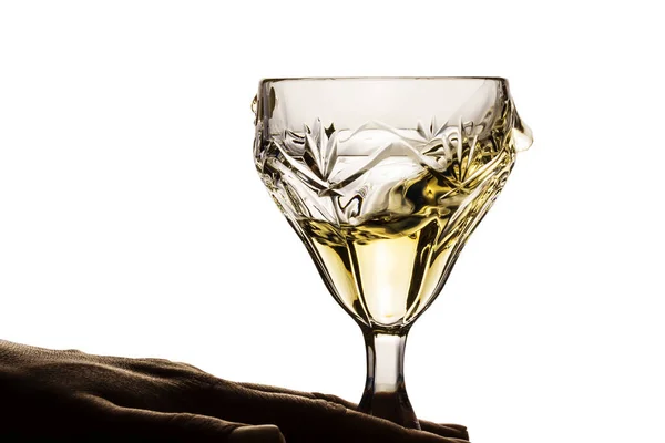 手には白ワインのグラスブドウから作られたおいしいアルコール飲料 — ストック写真