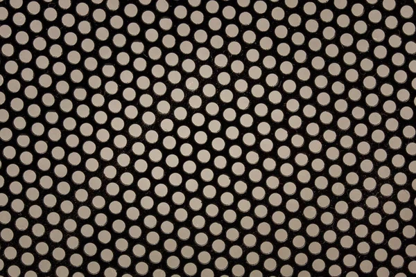 Tasarım için gri arkaplan üzerinde yuvarlak delikleri olan koyu plastik dokusu