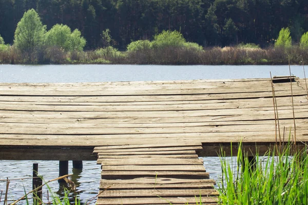 Nehirdeki ahşap iskele manzarası