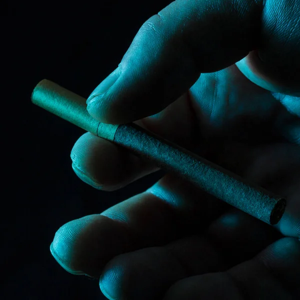 Легкий Наиболее Распространенный Наркотик Вызывает Самое Быстрое Привыкание Сигарета Руке — стоковое фото