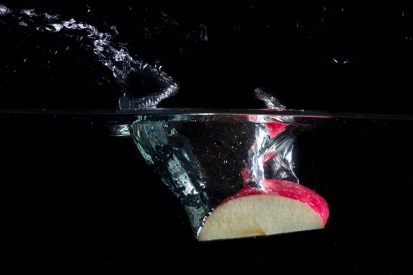 Kawałek Jabłka Stworzył Genialny Plusk Wody Koncepcja Żywności Owoców — Zdjęcie stockowe