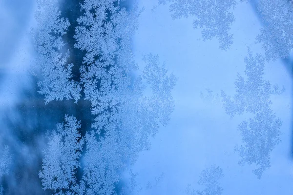 冬季傍晚 玻璃窗上的图案紧闭蓝色迷人的背景 以进行设计 — 图库照片