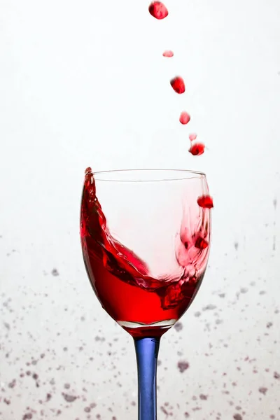 Espectacular Vuelo Brillantes Gotas Vino Tinto Concepto Copa Una Bebida —  Fotos de Stock