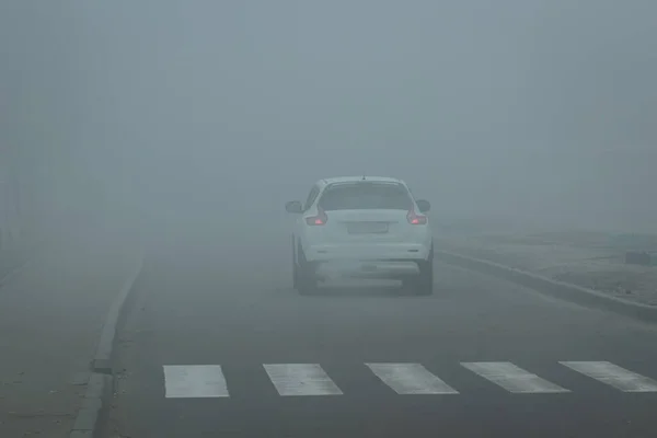Coche Blanco Conduciendo Niebla Gruesa Camino Asfalto Por Delante Mal — Foto de Stock