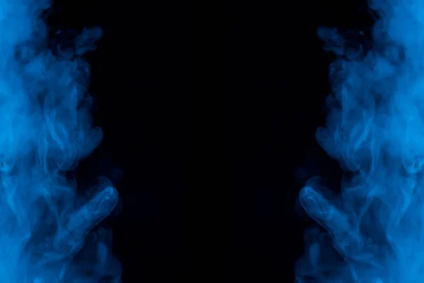Συμμετρικά Δύο Σύννεφα Μπλε Ατμού Τσιγάρου Σκούρο Φόντο Συναρπαστικά Μοτίβα — Φωτογραφία Αρχείου