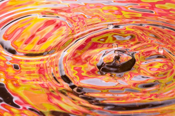 Suyun yüzeyindeki heyecan verici sonbahar renkleri parlak ve güzel