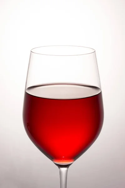Стакан Ярко Красного Вина Сером Фоне Вкусный Алкогольный Напиток Винограда — стоковое фото