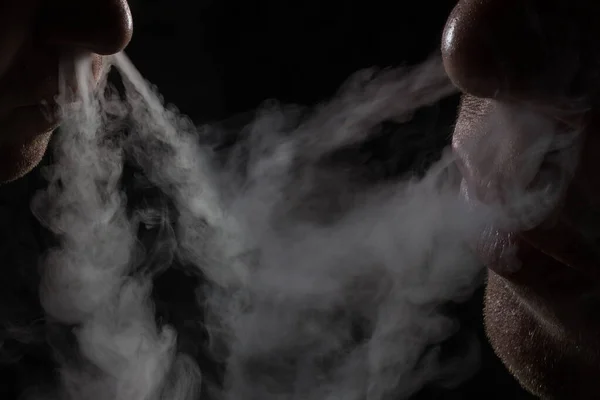 Parte Face Dois Fumantes Exalando Vapor Cigarro Cinza Fundo Escuro — Fotografia de Stock