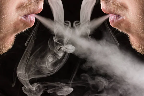 两个人在黑暗的背景下吸入香烟蒸气吸烟和成瘾的概念 — 图库照片
