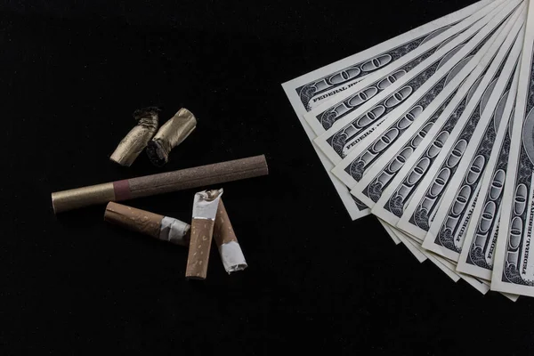 Mégots Cigarette Dollars Américains Sur Fond Sombre Concept Coûts Financiers — Photo