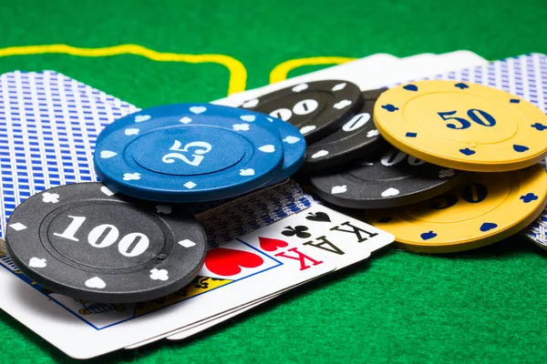 Ronde Multi Gekleurde Poker Chips Liggen Een Dek Van Kaarten — Stockfoto