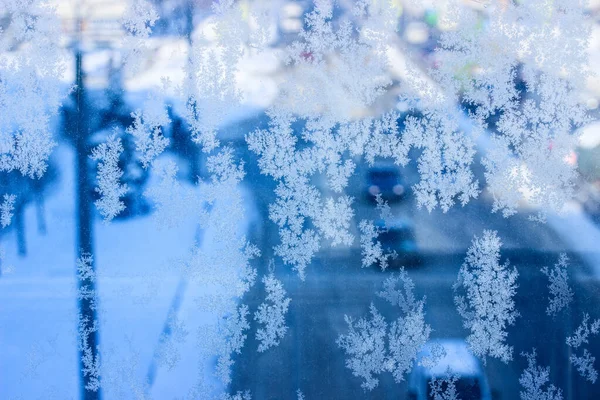 Hisnande Struktur Frusen Vinter Fönster Förhäxning Mönster Mot Bakgrund Passerar — Stockfoto