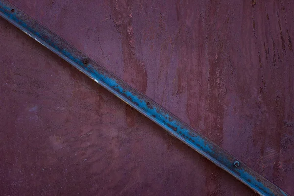 Roestige Metalen Wand Met Blauwe Balk Diagonaal Close Grunge Achtergrond — Stockfoto