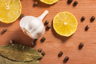 Sarımsaklı karabiber dilimleri ve körfez yaprakları parlak ve iştah açıcı görünüyor.