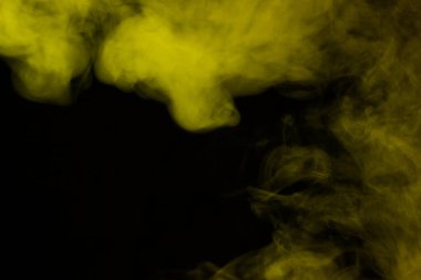 Esrarengiz ve heyecan verici sigara ve cadılar bayramı konsepti üzerinde sihirli sarı buhar