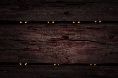 Koyu renk çatlaklardan yapılmış eski ahşap kalasların dokusu parlak küçük gözlere benziyor tasarım için gizemli soyutlama arka planı