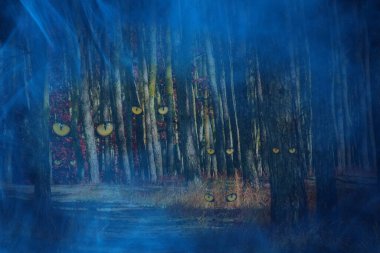 Sonbahar ormanı geceleri mavi sis ve vahşi hayvanların gizemli bakışlarıyla kaplıdır. Cadılar Bayramı ve vahşi yaşam konsepti.