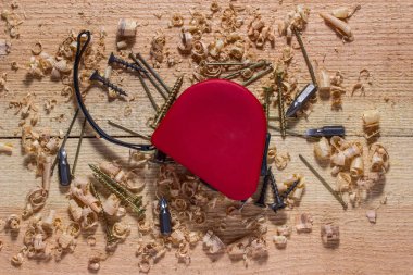 Bir tornavida için vida ve nozüller tahta cips araçları ve ahşap konsept ile iş yerinde yatar kırmızı bant ölçüm çivileri ve nozüller