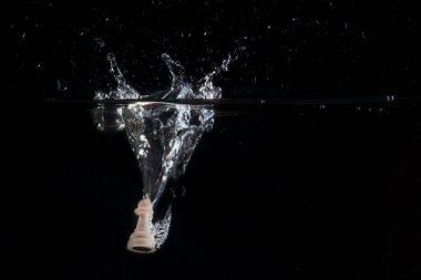 Satranç piyonunun suya düşmesi hobi ve spor kavramının yüzeyinde güzel bir sıçrama oluşturdu.