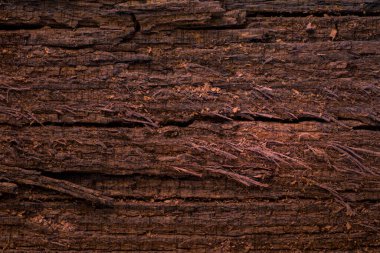 düz yüzeyi olmayan kahverengi ahşap desen koyu çatlaklar ve tasarım için küçük kıymıklar