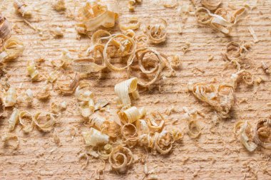 Masaüstü endüstrisi kavramında parlak ve dönen ahşap çipler