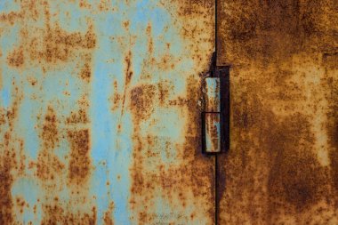 Paslı metal bir kapının bir kısmının dokusu tasarım için çeşitli biçimlerde grunge arkaplanı