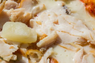 Tavuklu pizzanın iştah açıcı yüzeyi ve ananas kaplama yeme konsepti.