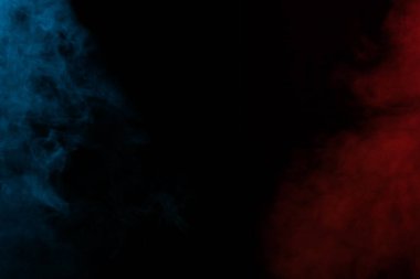 Karanlık arka planda kırmızı ve mavi sigara buharı tasarım için heyecan verici soyut bir arka plan mistik ve gizemli.