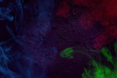 Koyu mor bir duvarda gizemli mistik desenler düz olmayan korkunç ve büyüleyici atmosfer tasarım için sanatsal soyutlama