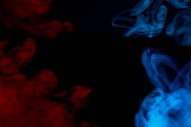 Mistik sigara buharı bulutları koyu bir zemin üzerinde kırmızı ve mavi renkli çeşitli büyüleyici desenler tüttürme konsepti için soyutlama