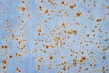 Boya ve pas lekeleriyle kaplı metal bir duvarın açık mavi dokusu tasarım için arka plan