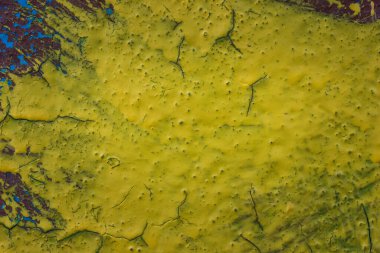 Tasarım için yakın plan çatlakları olan parlak sarı boya.