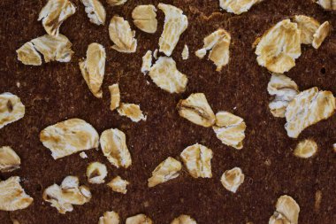 Tasarım için yulaf ezmesi pişirme konseptiyle kaplı kahverengi kabuklu ekmek dokusu