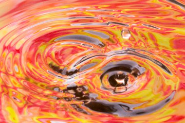 Suyun yüzeyindeki sonbahar renkleri parlak ve güzel mevsim