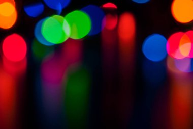 Bulanık ışık çelenkleri parlak yüzeyden yansıyarak güzel bir dikey çizgi konsepti oluşturur.