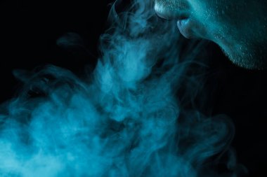 Sigara dumanı, arka plandaki ağızdan gelir. Sigara ve nikotin bağımlılığı kavramı.