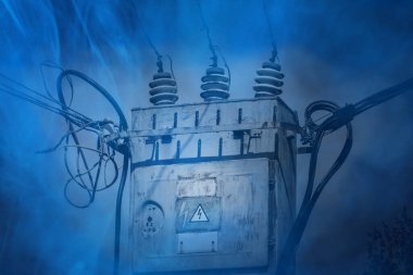 Mavi mistik sisle kaplı gri transformatör uyarı üçgeni işareti.